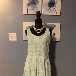Exhilaration Dress Size XL
Green/aqua lace flower print.No sleeves dress